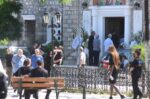 Θρήνος στην κηδεία μητέρας και γιου που δολοφονήθηκαν στο Αίγιο, «έπεσα από τα σύννεφα» – Λίγα χιλιόμετρα πιο μακριά απολογούνταν ο Ιταλός