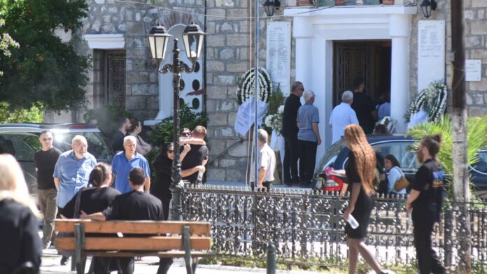 Θρήνος στην κηδεία μητέρας και γιου που δολοφονήθηκαν στο Αίγιο, «έπεσα από τα σύννεφα» – Λίγα χιλιόμετρα πιο μακριά απολογούνταν ο Ιταλός