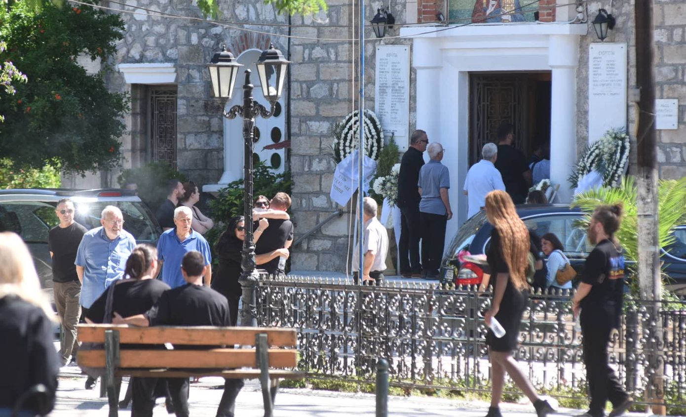 Θρήνος στην κηδεία μητέρας και γιου που δολοφονήθηκαν στο Αίγιο, «έπεσα από τα σύννεφα» – Λίγα χιλιόμετρα πιο μακριά απολογούνταν ο Ιταλός
