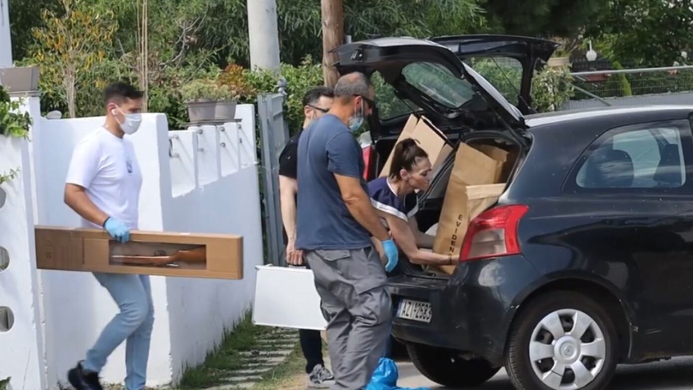 Διπλή δολοφονία στο Αίγιο: Η στιγμή που απομακρύνονται το αεροβόλο, ρουχισμός και άλλα πειστήρια από το σπίτι του φονικού