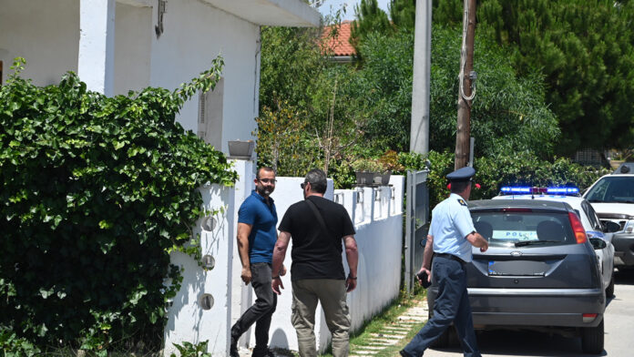 Με περισσότερες από 20 μαχαιριές δολοφονήθηκαν μάνα και γιος στο Αίγιο – Πώς έγινε το έγκλημα