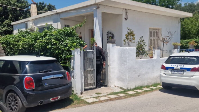 Το χρονικό του διπλού φονικού στο Αίγιο και τα στοιχεία που έβαλαν στο «κάδρο» τον 65χρονο – Ειδοποίησε τον γείτονα και μετά την Αστυνομία