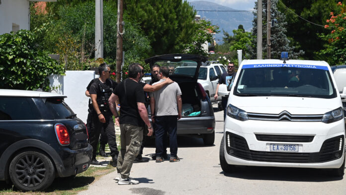 Ερωτήματα για το διπλό φονικό στο Αίγιο – Ο λεκές στο ρούχο, τα τραύματα και οι αντιφάσεις του 65χρονου