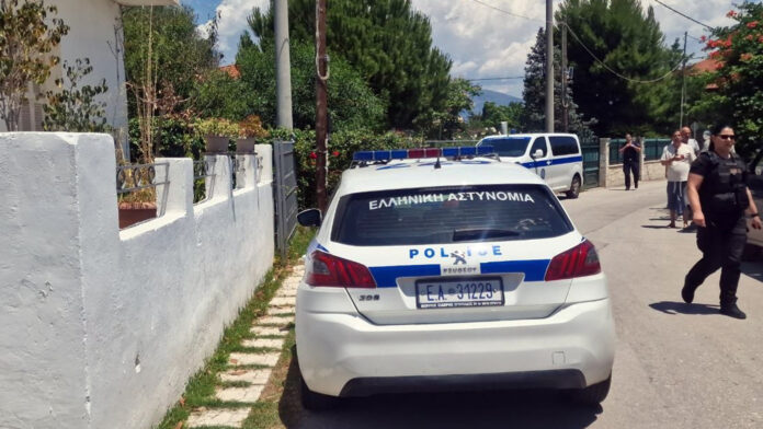 Αναπαράσταση στο σπίτι του διπλού φονικού στο Αίγιο – Στον ανακριτή σήμερα ο 65χρονος που επιμένει ότι είναι αθώος