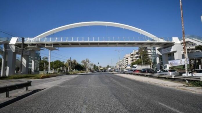 Σε λειτουργία οι ανελκυστήρες της πεζογέφυρας Αλίμου στη Λ. Ποσειδώνος