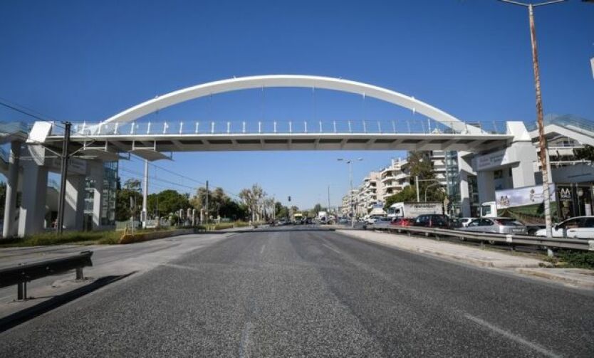 Σε λειτουργία οι ανελκυστήρες της πεζογέφυρας Αλίμου στη Λ. Ποσειδώνος