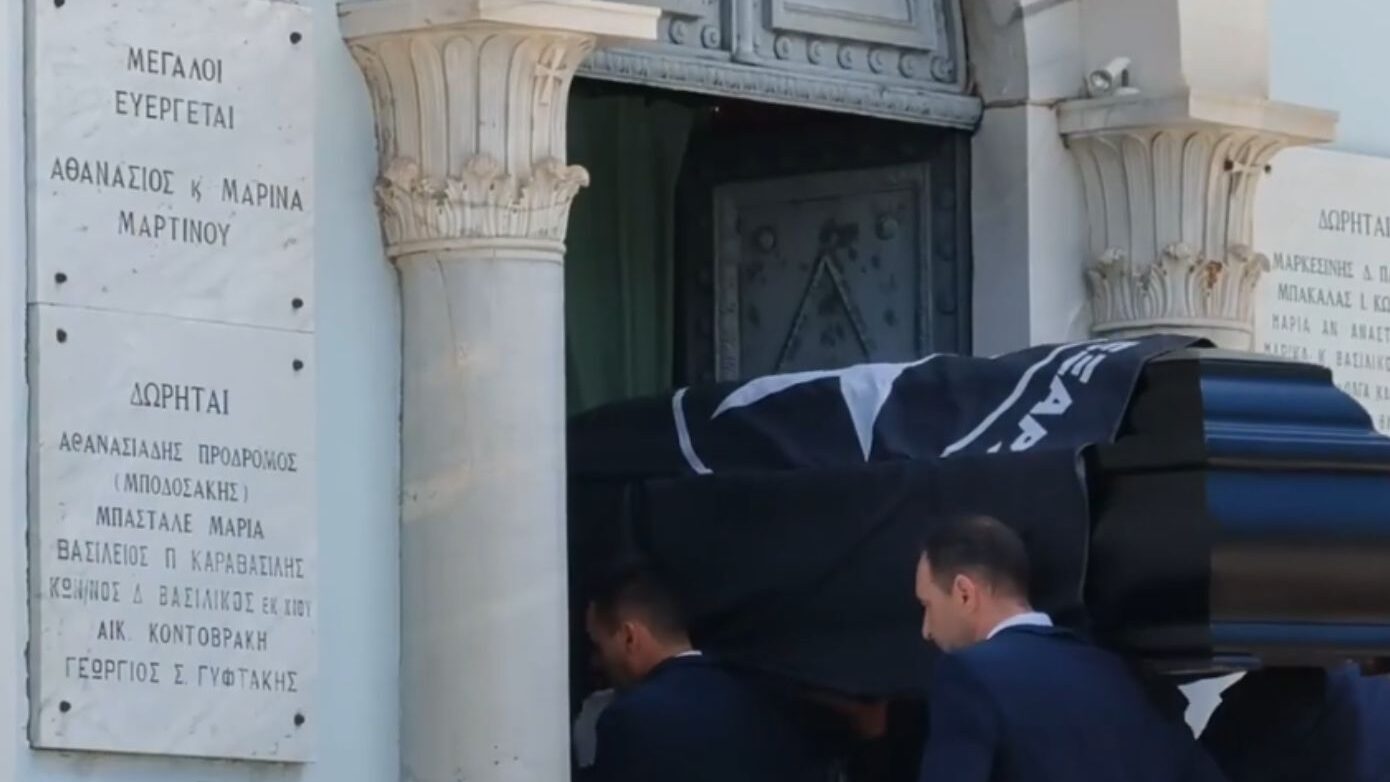 Κλίμα συγκίνησης στο Α’ Νεκροταφείο – Πολιτικοί, δημοσιογράφοι και φίλοι λένε το τελευταίο «αντίο» στον Ανδρέα Μαζαράκη