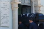 Κλίμα συγκίνησης στο Α’ Νεκροταφείο – Πολιτικοί, δημοσιογράφοι και φίλοι λένε το τελευταίο «αντίο» στον Ανδρέα Μαζαράκη