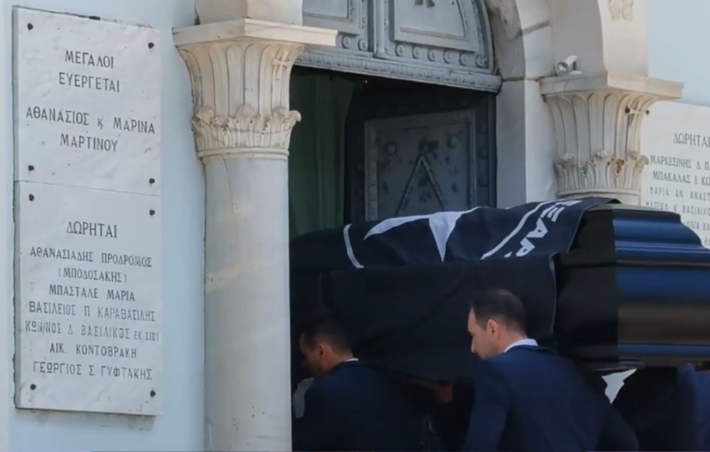 Κλίμα συγκίνησης στο Α’ Νεκροταφείο – Πολιτικοί, δημοσιογράφοι και φίλοι λένε το τελευταίο «αντίο» στον Ανδρέα Μαζαράκη