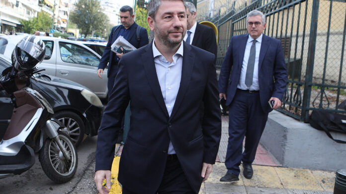 Η δημοσκοπική κατρακύλα του ΠΑΣΟΚ και τα σενάρια συνεργασίας με τον Τσίπρα στο επίκεντρο του σημερινού Πολιτικού Συμβουλίου