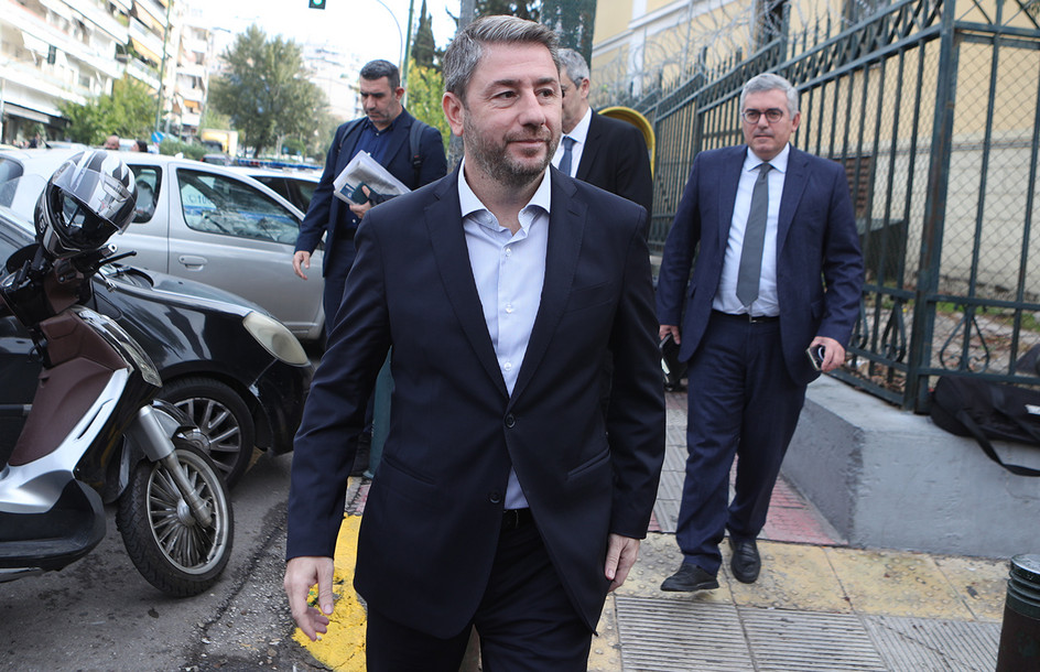 Η δημοσκοπική κατρακύλα του ΠΑΣΟΚ και τα σενάρια συνεργασίας με τον Τσίπρα στο επίκεντρο του σημερινού Πολιτικού Συμβουλίου