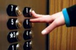 Ελάχιστοι έχουν προβεί στην απογραφή ανελκυστήρα: Εκτιμάται πως υπάρχουν 900.000 και έχουν καταγραφεί μόλις 290.000