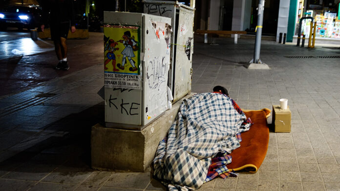 Έρευνα Δήμου Αθηναίων – Παντείου: Στοιχεία για την αστεγία και μέτρα αντιμετώπισης
