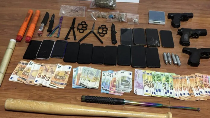 Ανήλικοι διακινούσαν κάνναβη και κοκαΐνη σε μαθητές κοντά σε σχολεία και παιδικές χαρές στα Βόρεια Προάστια – Χειροπέδες σε 11 άτομα