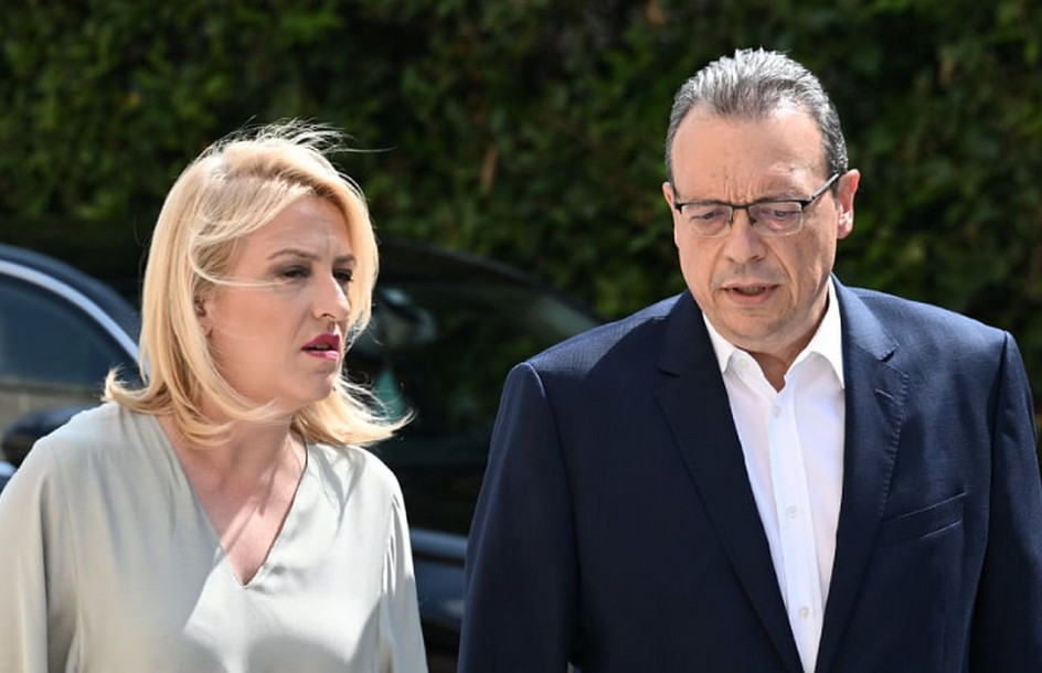 Δούρου σε Φάμελλο: «Μας πετάτε όλους στα σκυλιά και δεν μας πρέπει»