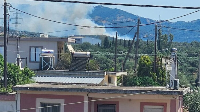 Φωτιά στα Ζησιμαίικα Αχαΐας – Στη μάχη και τα εναέρια μέσα