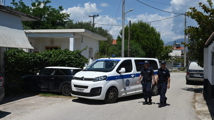 Διπλό φονικό στο Αίγιο: «Την είχε πάει στην Ιταλία για επέμβαση καρδιάς» – Τι λένε οι γείτονες για τον Ιταλό που προσήχθη