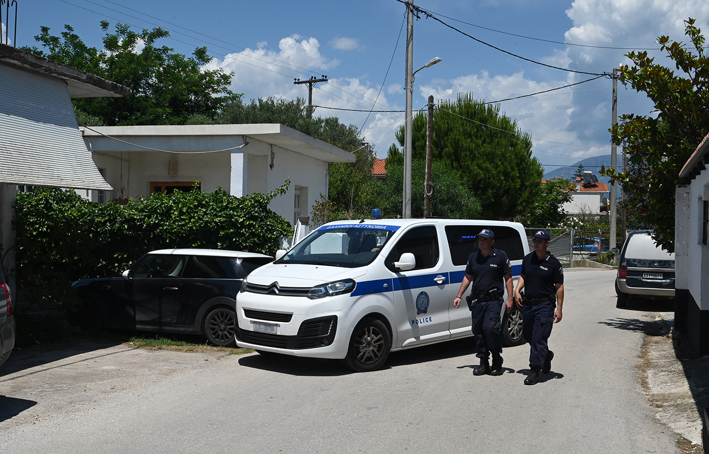 Διπλό φονικό στο Αίγιο: «Την είχε πάει στην Ιταλία για επέμβαση καρδιάς» – Τι λένε οι γείτονες για τον Ιταλό που προσήχθη