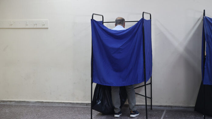 Δημοσκόπηση: Η Νέα Δημοκρατία διατηρεί την πρωτιά – Δεύτερη δύναμη το κόμμα του Αλέξη Τσίπρα – Οριακά στη Βουλή η Πλεύση Ελευθερίας