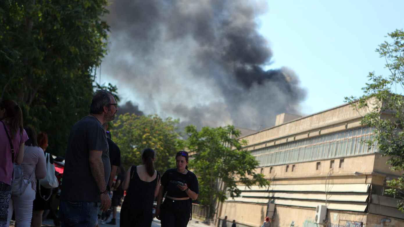 Φωτιά στο εργοστάσιο πλαστικών στον Βοτανικό – Καίγονται εύφλεκτα υλικά
