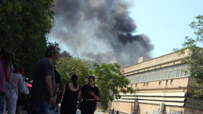 Φωτιά στο εργοστάσιο πλαστικών στον Βοτανικό – Καίγονται εύφλεκτα υλικά