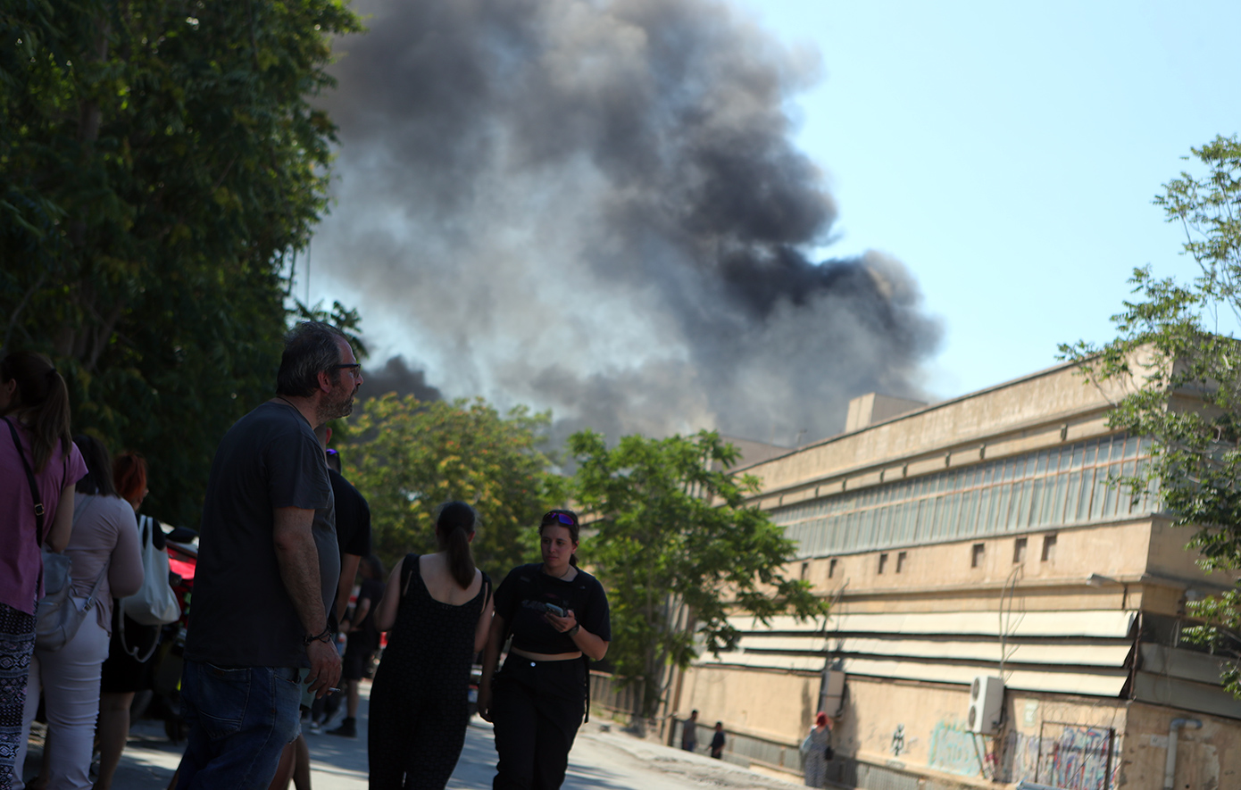 Φωτιά στο εργοστάσιο πλαστικών στον Βοτανικό – Καίγονται εύφλεκτα υλικά