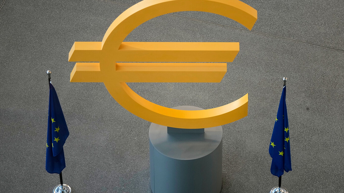 Το ευρώ υποχωρεί έναντι του δολαρίου στο χαμηλότερο επίπεδο του τελευταίου έτους