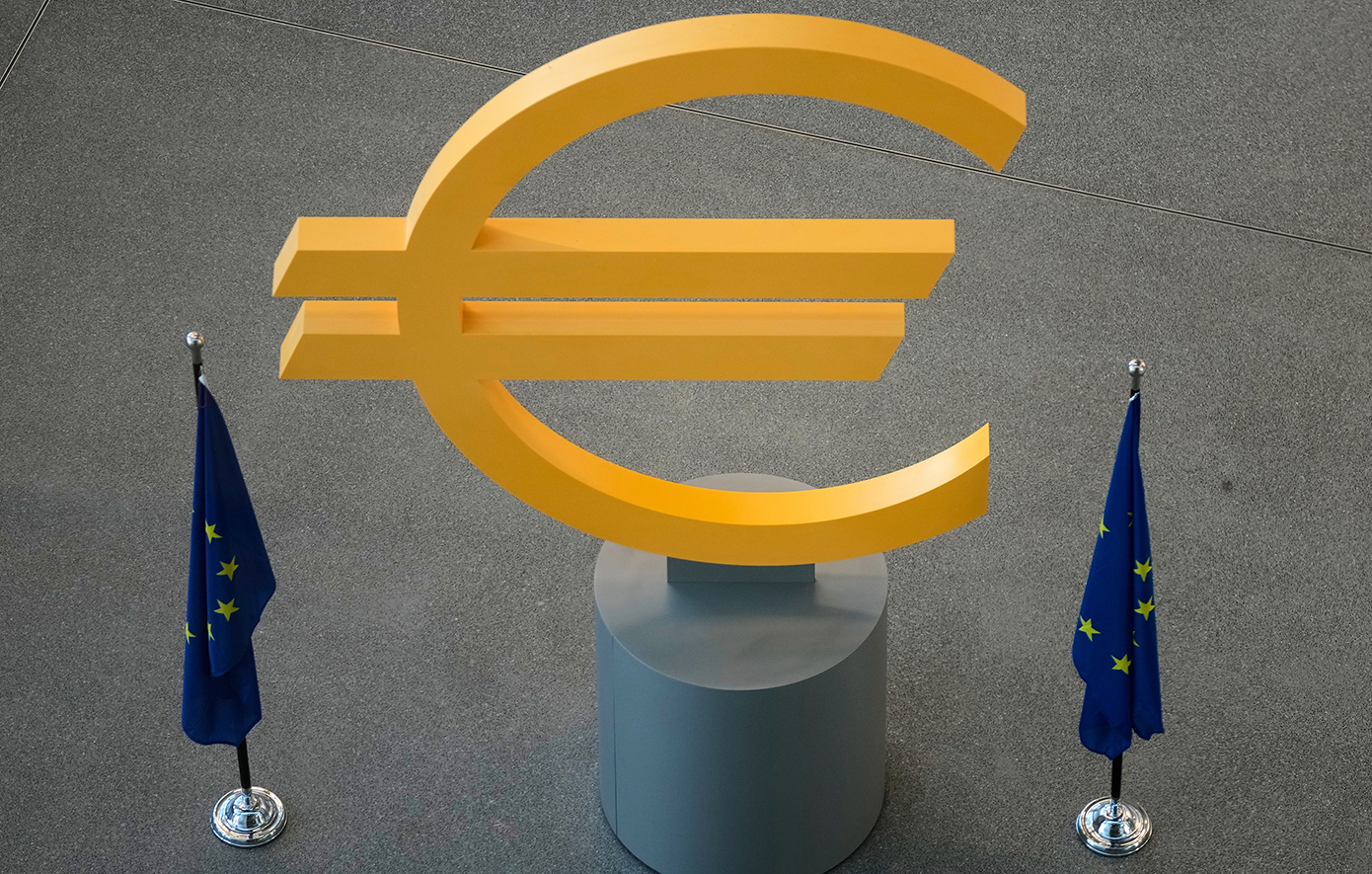 Το ευρώ υποχωρεί έναντι του δολαρίου στο χαμηλότερο επίπεδο του τελευταίου έτους