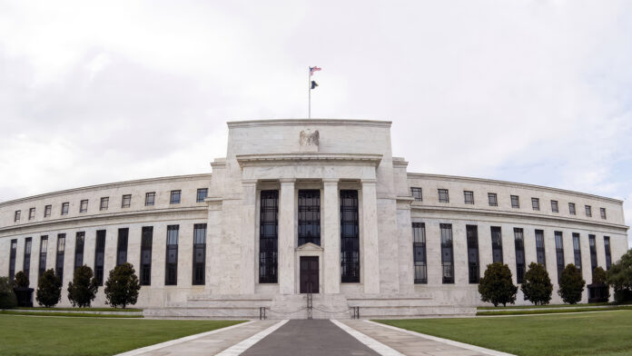Fed: Πράσινο φως στα stress tests αμερικανικών τραπεζών παρά τις προβλέψεις για απώλειες 700 δισεκατομμυρίων