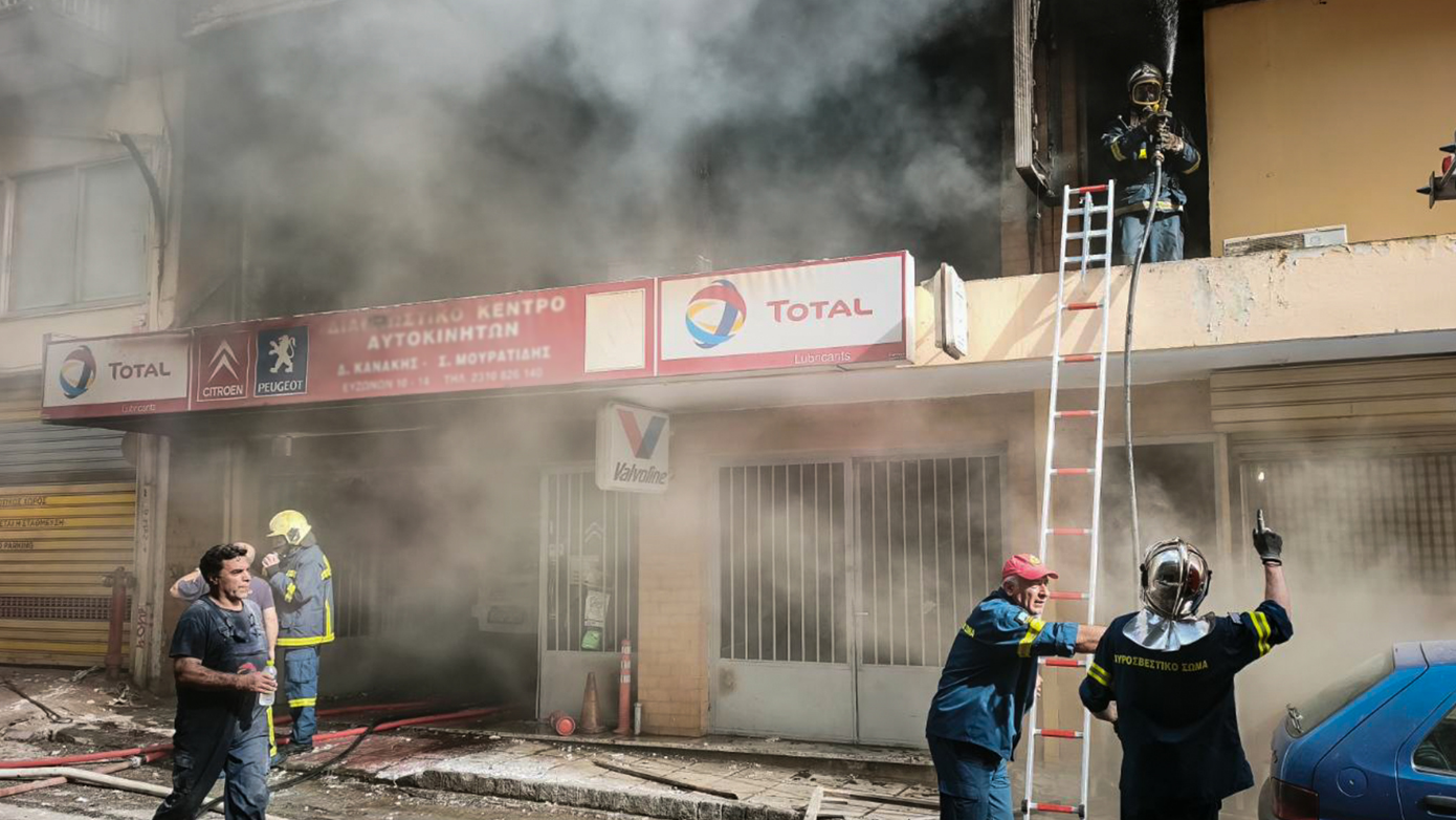 Θεσσαλονίκη: Φωτιά σε συνεργείο αυτοκινήτων στην οδό Ευζώνων