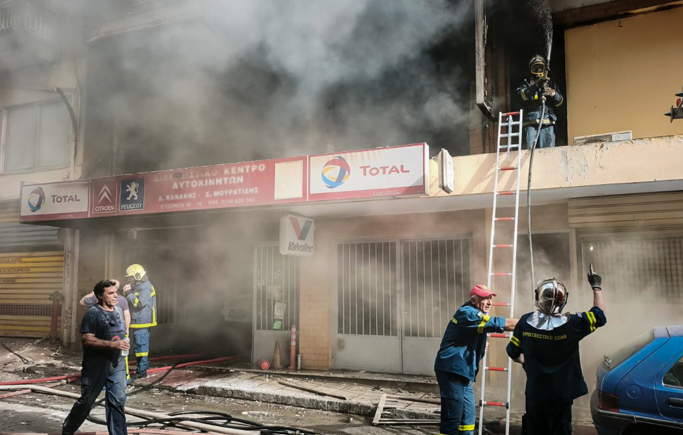 Θεσσαλονίκη: Φωτιά σε συνεργείο αυτοκινήτων στην οδό Ευζώνων