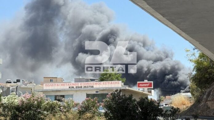 Φωτιά σε αποθήκη ξυλείας στο Ηράκλειο – Καπνοί κάλυψαν την περιοχή – Κινδυνεύουν σπίτια