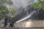 Φωτιά σε εργοστάσιο πλαστικών στο Αιγάλεω, κατέρρευσε μέρος της οροφής