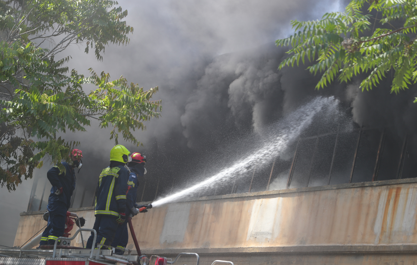 Φωτιά σε εργοστάσιο πλαστικών στο Αιγάλεω, κατέρρευσε μέρος της οροφής