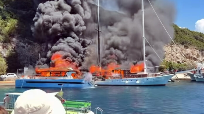Σύλληψη πλοιάρχου μετά τη φωτιά σε δύο τουριστικά σκάφη και τη βύθισή τους στους Παξούς