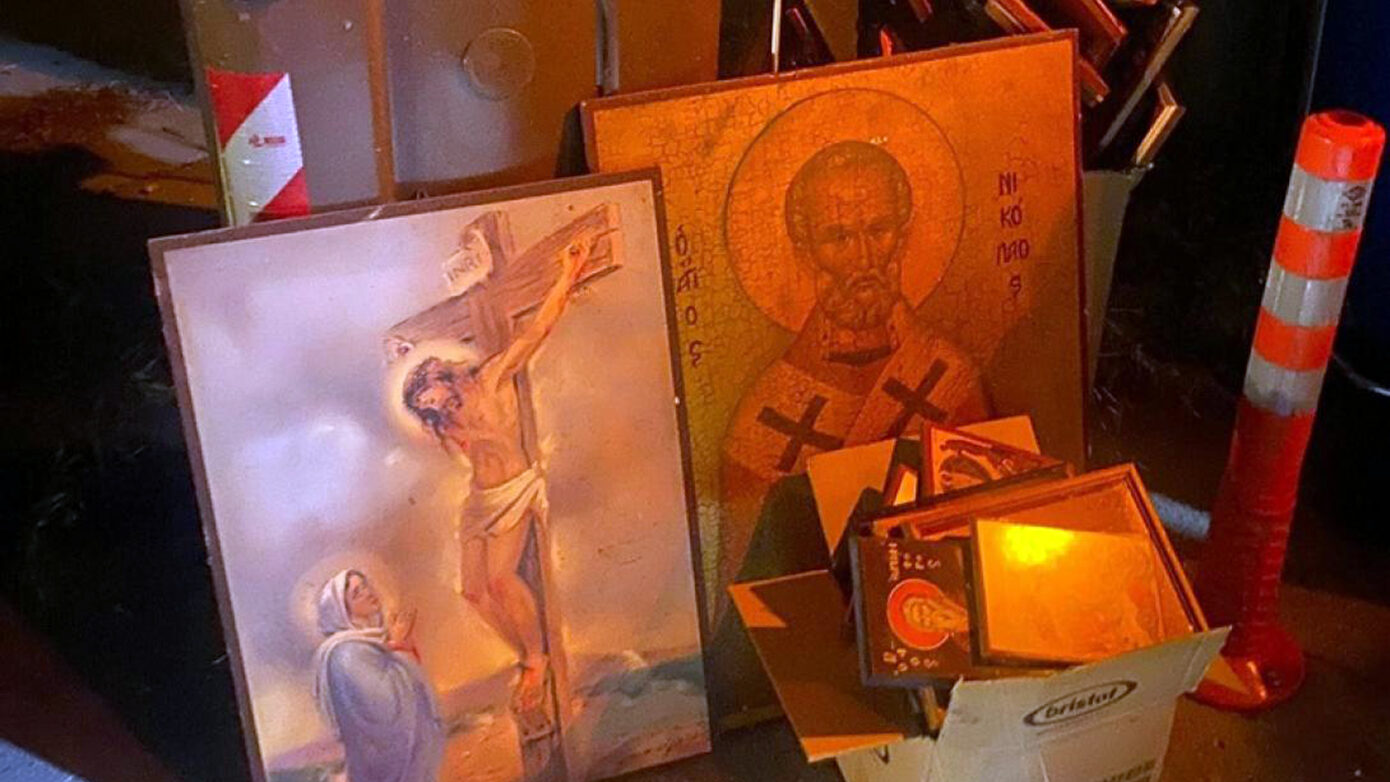Ιερές εικόνες και εκκλησιαστικά βιβλία βρέθηκαν πεταμένα σε κάδο στα Χανιά