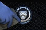 Jaguar Land Rover: Δεν εγκαταλείπει τα βενζινοκίνητα – Στροφή στις ΗΠΑ και στα υβριδικά