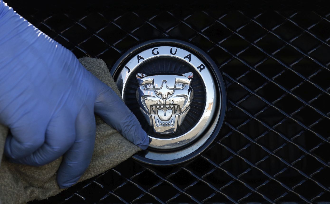 Jaguar Land Rover: Δεν εγκαταλείπει τα βενζινοκίνητα – Στροφή στις ΗΠΑ και στα υβριδικά