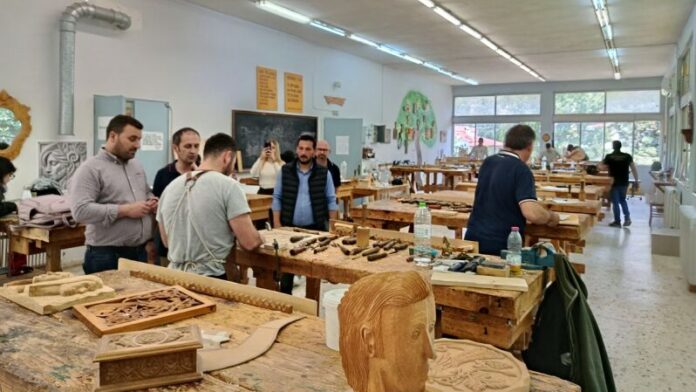 Ο Δήμαρχος Μετεώρων επισκέπτεται τη Σχολή Ξυλογλυπτικής Καλαμπάκας