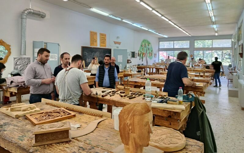 Ο Δήμαρχος Μετεώρων επισκέπτεται τη Σχολή Ξυλογλυπτικής Καλαμπάκας