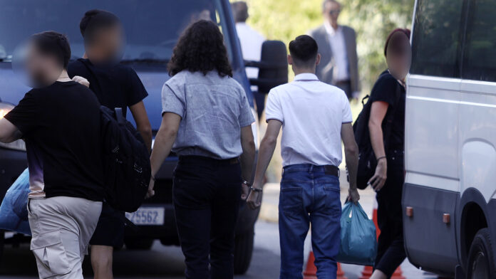 18χρονος παρουσιάστηκε στη ΓΑΔΑ για τη συμπλοκή στην Καλλιθέα – Στο μικροσκόπιο το DNA από παπούτσι