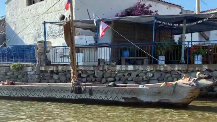 Προϊστορικό σκάφος με 22 κωπηλάτες έκανε στάση στη Λήμνο – Έκπληξη στους κατοίκους