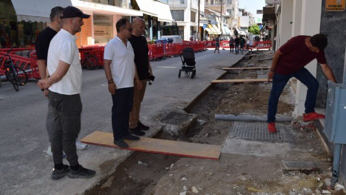 Αυτοψία του Δημάρχου Καρδίτσας σε εργασίες ανακατασκευής πεζοδρομίων