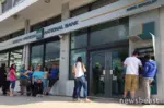 Σαν σήμερα 28 Ιουνίου: Κλειστές τράπεζες στην Ελλάδα και όριο 60 ευρώ στα ΑΤΜ