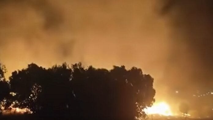 Οι φωτιές σε Κερατέα και Θήβα υπό μερικό έλεγχο