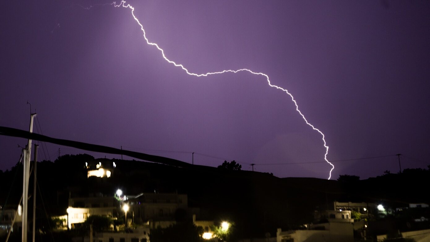 Εντυπωσιακό σόου κεραυνών στη Βόρεια Ελλάδα – Επιμένει η κακοκαιρία και την Τρίτη