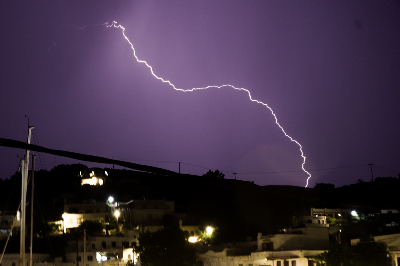 Εντυπωσιακό σόου κεραυνών στη Βόρεια Ελλάδα – Επιμένει η κακοκαιρία και την Τρίτη