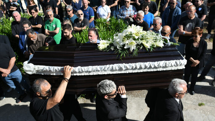 Αβάσταχτος θρήνος στην κηδεία του Μάριου Οικονόμου – Όλοι παρόντες για το ύστατο αντίο
