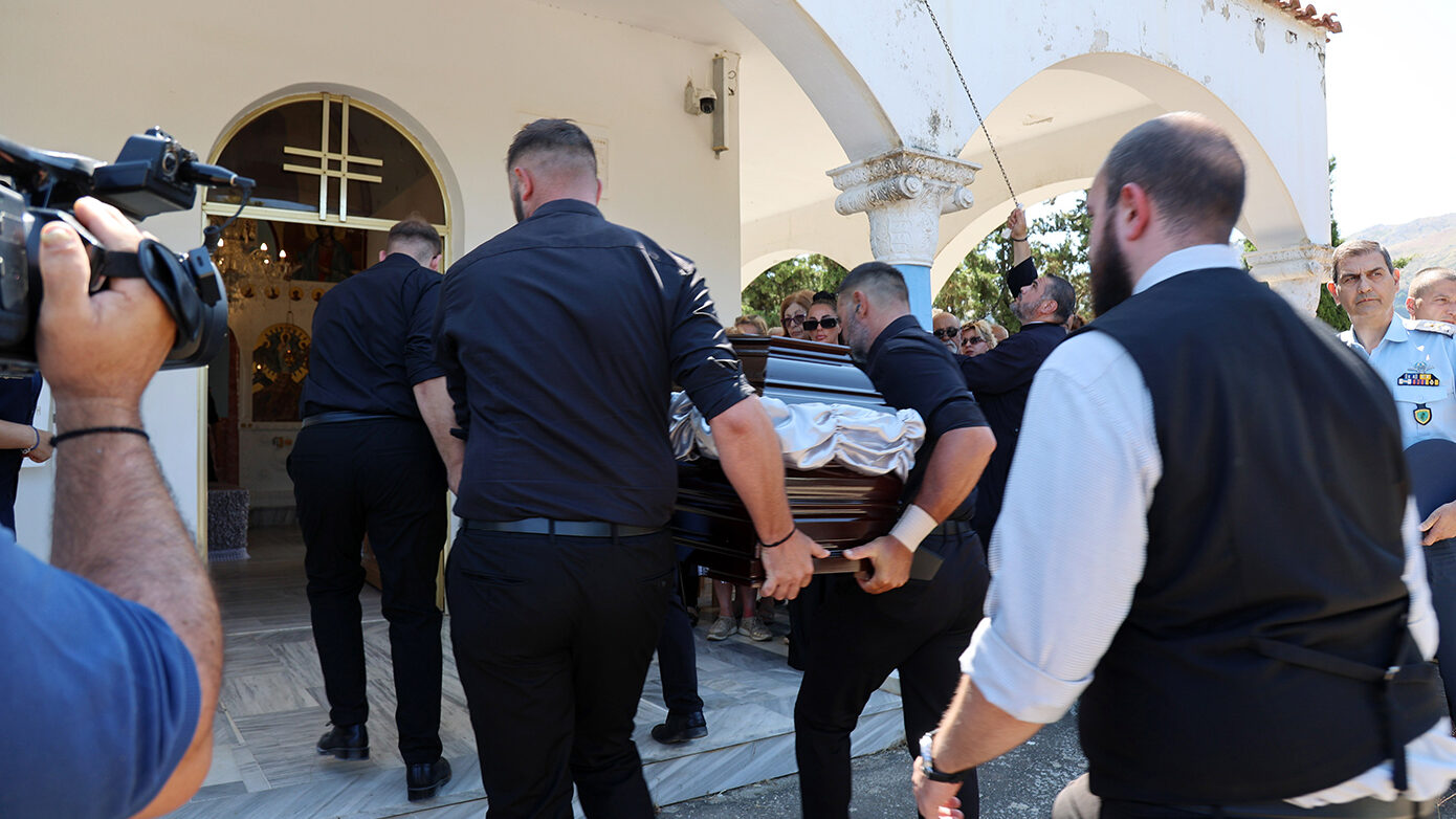 Θρήνος στο τελευταίο αντίο στη Σταυρούλα Λεβεντάκη – Δικαιοσύνη ζητούν οι συγγενείς