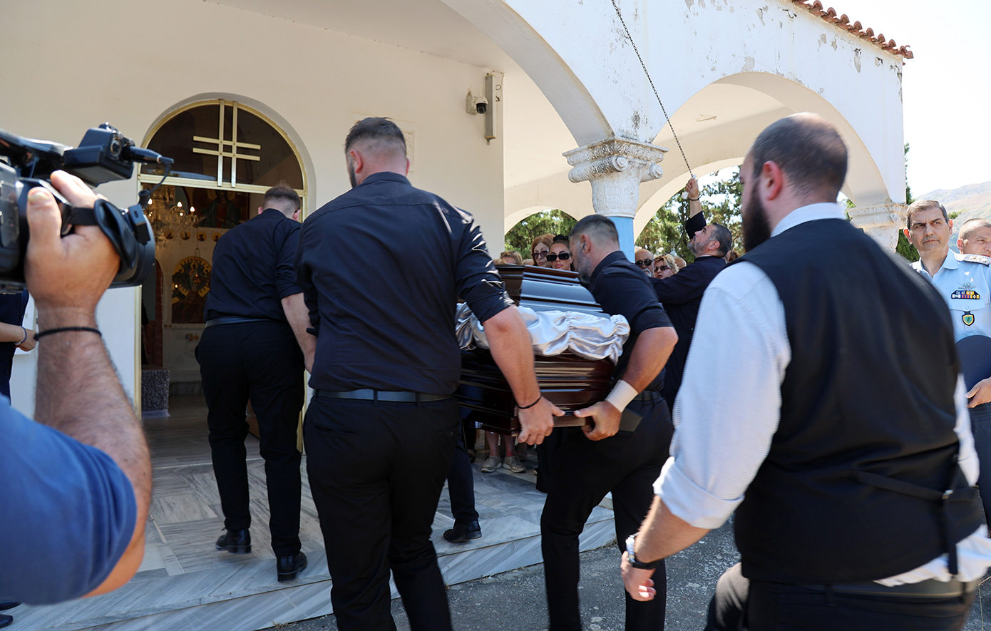 Θρήνος στο τελευταίο αντίο στη Σταυρούλα Λεβεντάκη – Δικαιοσύνη ζητούν οι συγγενείς